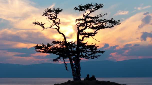 Casal romântico, belo pôr do sol no lago Baikal — Vídeo de Stock