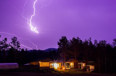 Evlerin üzerinde gece gökyüzünde şimşek çakıyor
