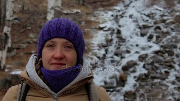 Portré egy lány, téli erdőben hegyi patak közelében. Közeli kép: — Stock videók