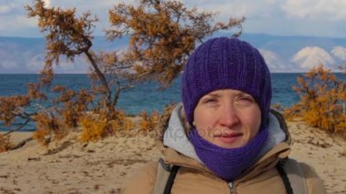 Sonbaharda deniz kıyısında bekleyen bir ceket bir kız portresi