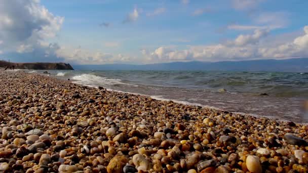 Kamienistej plaży nad jeziorem Bajkał jesienią. Krajobraz. Brzeg morza, fale rozpryskiwania — Wideo stockowe