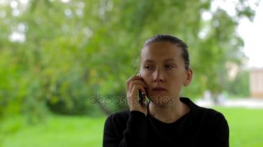 Genç iş kadını onun muhatap bir telefon görüşmesi sırasında dinler.