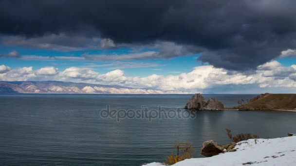 Jezero Bajkal krajina. Nádherné scenérie. Modrá obloha, bouřková. Časová prodleva — Stock video