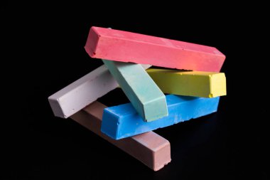 blackboard arka plan üzerinde renkli tebeşir