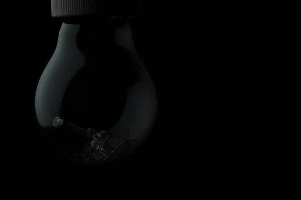 Kırık ampul kopya alanı ile karanlıkta silüeti