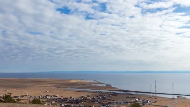 Schöne Aussicht auf den Baikalsee von der Spitze des Berges. ländliche Landschaft, Himmel — Stockvideo