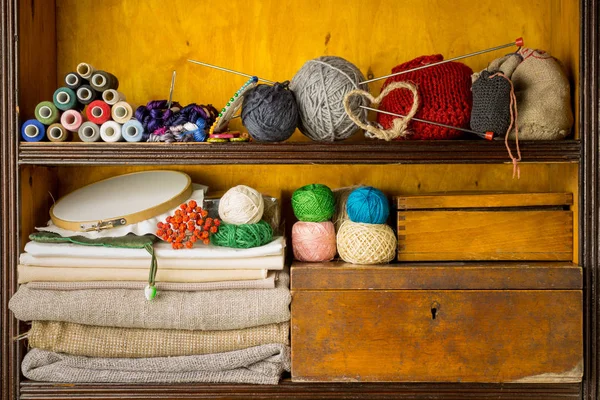 Étagères remplies de matériaux et d'outils pour la main, la broderie et le tricot Images De Stock Libres De Droits