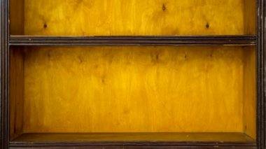 Dolum raflar yün, örgü iğneleri, yünlü kumaşlar, süslemeleri tam oradan vuracağım