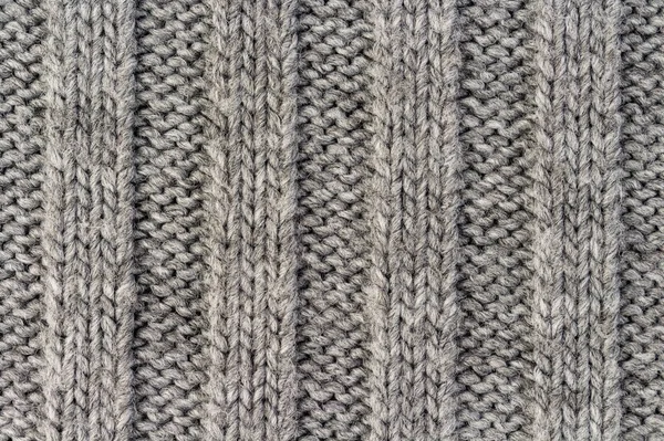 Stickning. Vertikal randig grå sticka tyg textur, stickat mönster bakgrund — Stockfoto