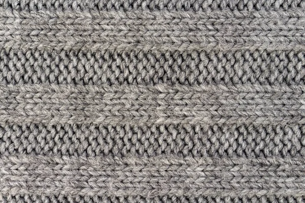 Horizontal listrado cinza tecido de tricô textura, tricotado fundo padrão — Fotografia de Stock