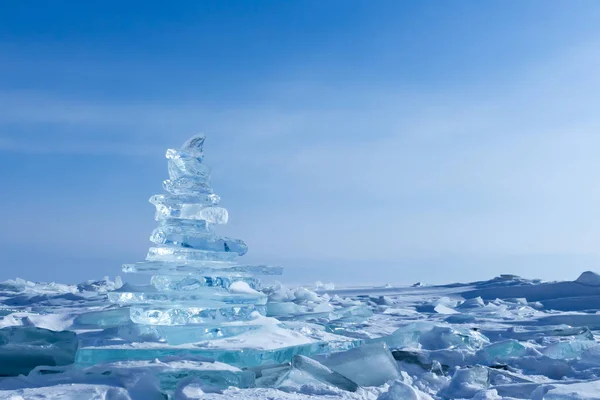 Paysage hivernal. Des morceaux de glace limpides. Pyramide de glace claire du lac Baïkal Photos De Stock Libres De Droits