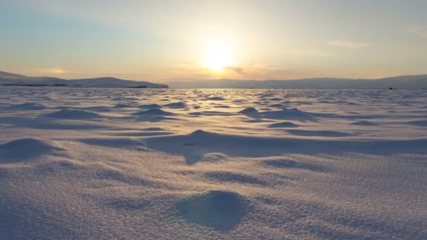 Paisaje invernal. Hermosa puesta de sol en el lago Baikal — Vídeos de Stock