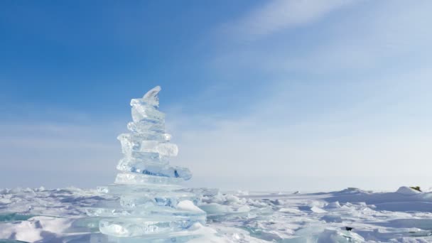 Paisaje de invierno. Trozos de hielo cristalino. Pirámide de hielo claro del lago Baikal — Vídeo de stock