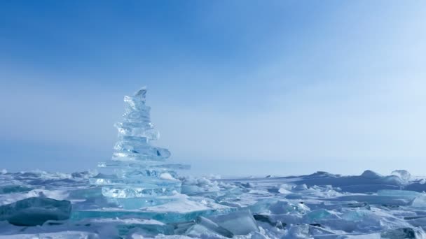 Paesaggio invernale. Pezzi di ghiaccio cristallino. Piramide di ghiaccio chiaro del lago Baikal — Video Stock