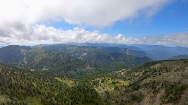 Hermosa vista aérea del valle rodeado de montañas — Vídeos de Stock