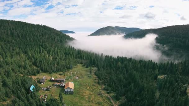 Luchtfoto van weerstation in de bergen — Stockvideo