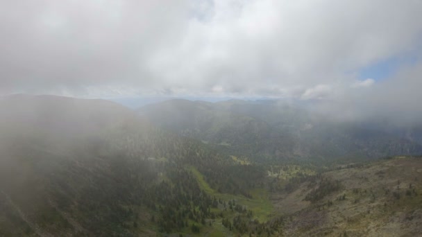 Voler à travers les nuages dans les montagnes 