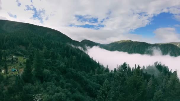 Drone volando sobre el campamento turístico en las montañas — Vídeos de Stock