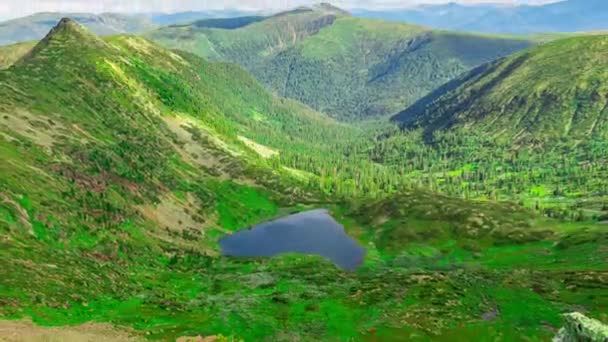 Lac d'amour dans les montagnes. Lac en forme de coeur. Délai imparti — Video