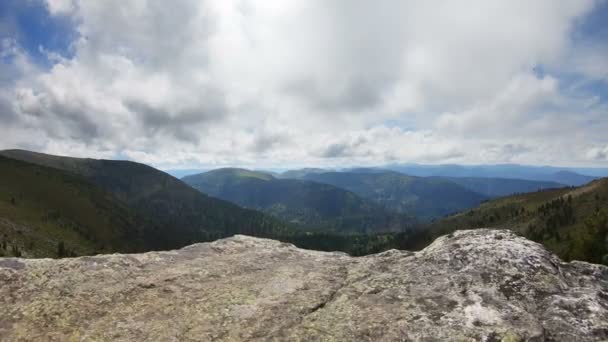 Vista desde la cima de la montaña hasta el valle pintoresco — Vídeos de Stock