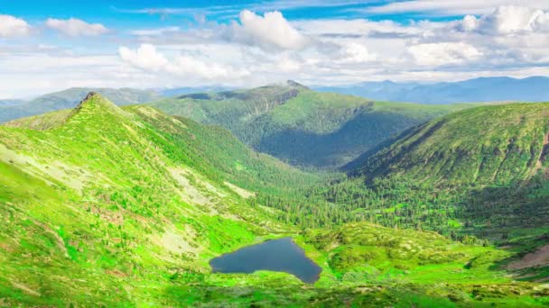 Nádherné horské jezero ve tvaru srdce. Přirozené jezero lásky. Časová prodleva — Stock video