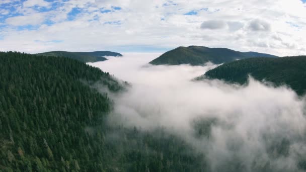 Drönaren flyger sakta ner över ett vackert bergslandskap — Stockvideo