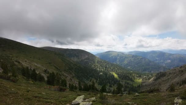 Panorama van het bergdal. Uitzicht op de berghelling — Stockvideo