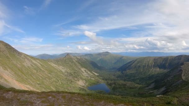 Promenade sur le sommet de la montagne le long de la falaise surplombant la belle vallée. Lac de montagne — Video