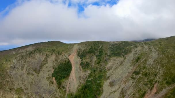 Luftaufnahme eines steilen Berghangs — Stockvideo
