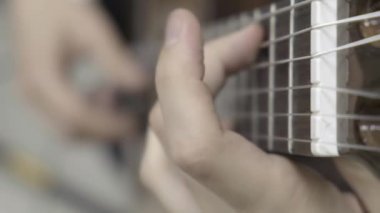 Klasik gitar çalıyor. Yavaş çekim