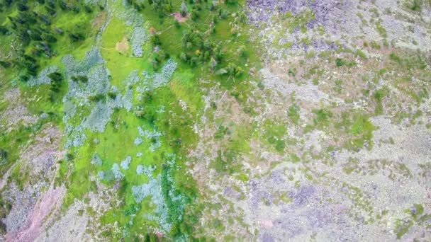 Luchtopname van berglandschap top naar beneden uitzicht — Stockvideo