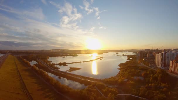 Widok z powietrza na zbiornik wodny miasta — Wideo stockowe