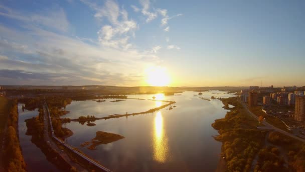 Gün batımında şehir nehrinin hava manzarası — Stok video