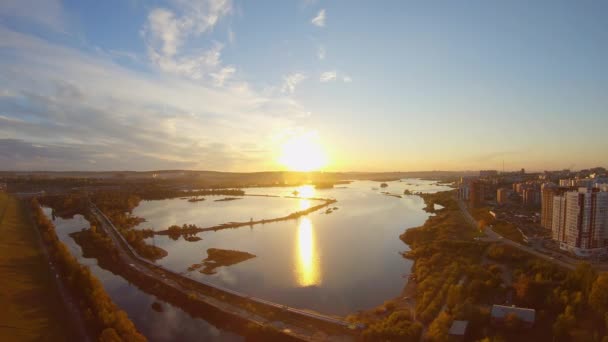 Volare sopra il lago della città al tramonto — Video Stock