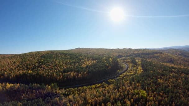 Train de marchandises avec wagons va sur un chemin de fer bidirectionnel — Video