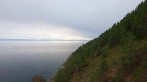 Vista aérea da encosta da montanha na costa — Vídeo de Stock