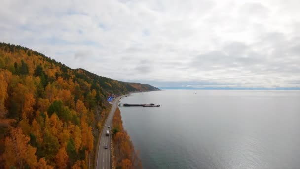Vue aérienne des voitures circulant le long de la route côtière 