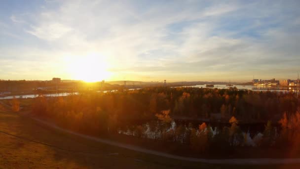 Вид с воздуха на промышленный город на закате осенью — стоковое видео