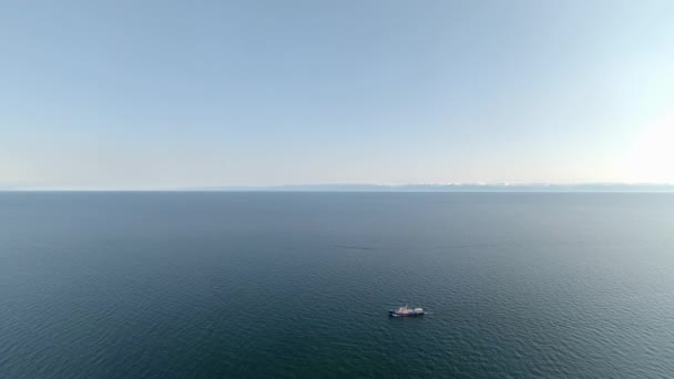 Vista aérea da paisagem marinha. Navio navega na superfície da água azul. Visão dos olhos das aves — Vídeo de Stock