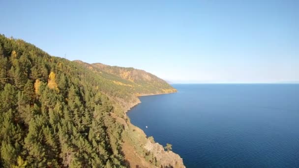 Flygfoto över kusten. Vackert landskap från fågelperspektiv — Stockvideo