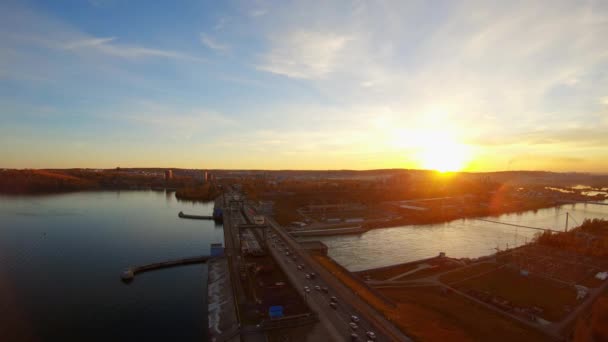 Flygfoto över vattenkraftverket. Drönaren flyger ovanför dammen vid solnedgången — Stockvideo