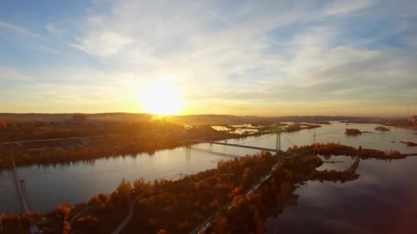 Создание воздушного вида на промышленный город на закате осенью — стоковое видео