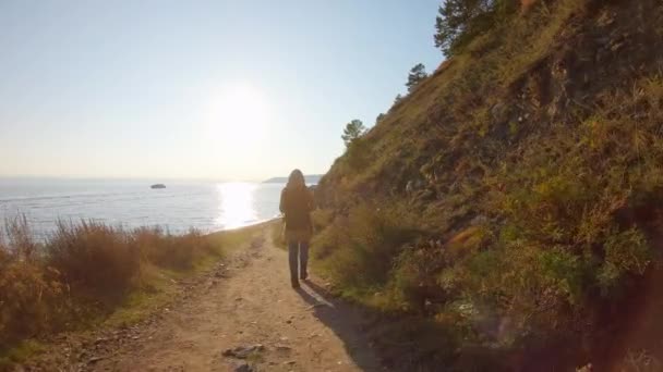 Осіння прогулянка до моря на заході сонця — стокове відео