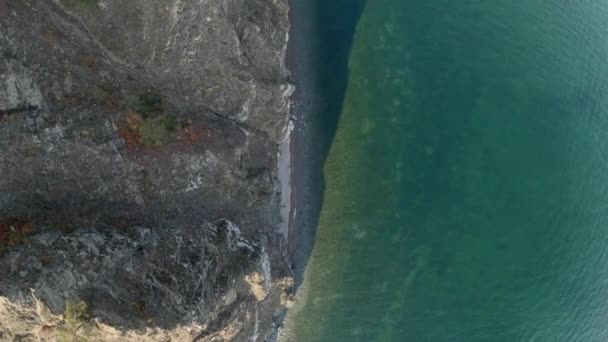 Drone terbang di atas garis pantai laut. Pemandangan udara, atas ke bawah — Stok Video