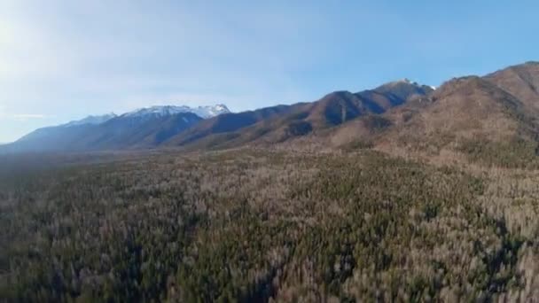 산에서 빨리 사라지라. 산악 지역에 로켓을 발사하는 모습 — 비디오