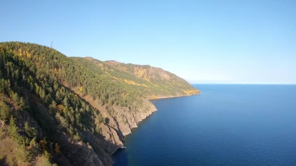 Línea costera desde la vista de los pájaros. Vista aérea de la escarpada costa rocosa — Vídeos de Stock