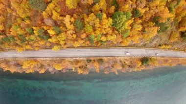 Baykal Gölü kıyısı boyunca kıyı yolu boyunca giden arabaların hava manzarası
