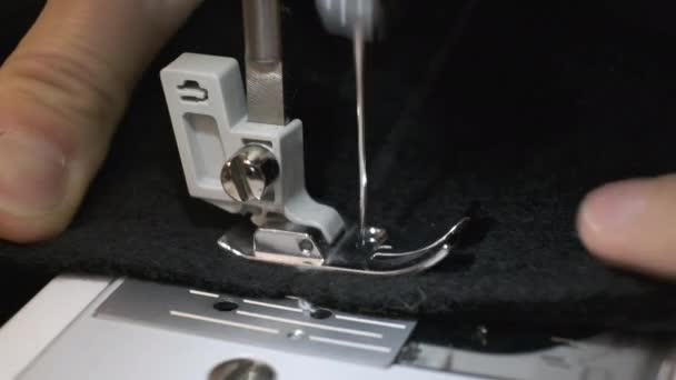 Крупный план швейной машины — стоковое видео