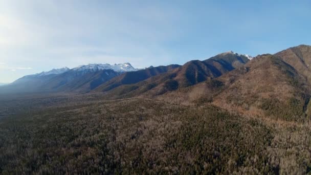 Flyver op ved foden af bjergene. Luftfoto af smukke bjerglandskab – Stock-video