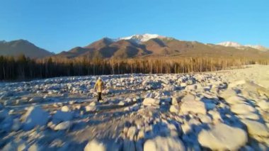 Çamur kaymasının olduğu bölgede bir adam yürüyor. Hava görüntüsü